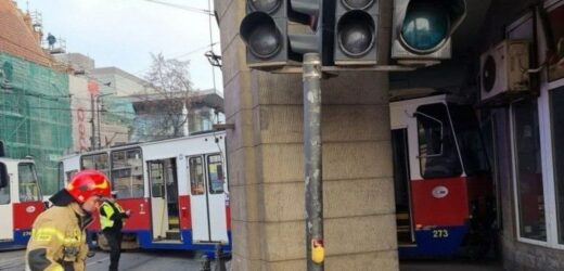 Tramwaj wjechał w kamienicę w Bydgoszczy [ZDJĘCIA]