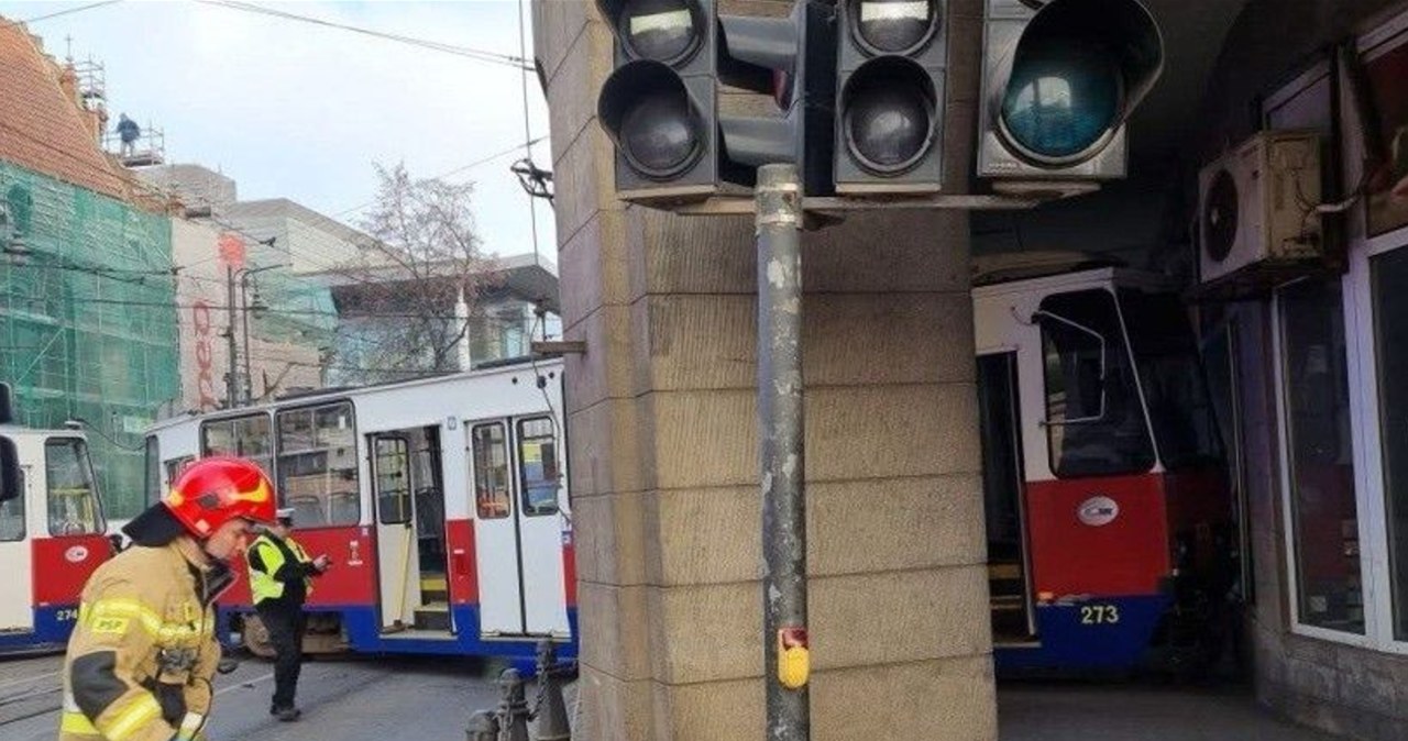Tramwaj wjechał w kamienicę w Bydgoszczy [ZDJĘCIA]