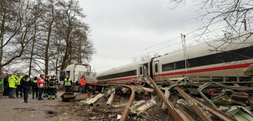 Pociąg uderzył w ciężarówkę. Jechało nim blisko 300 osób