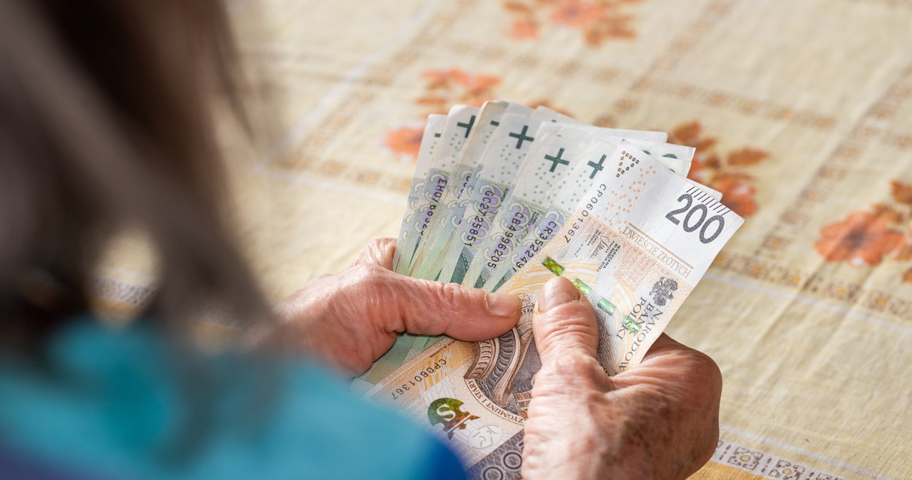 Sztabki złota, biżuterię i pieniądze wyrzuciła przez okno