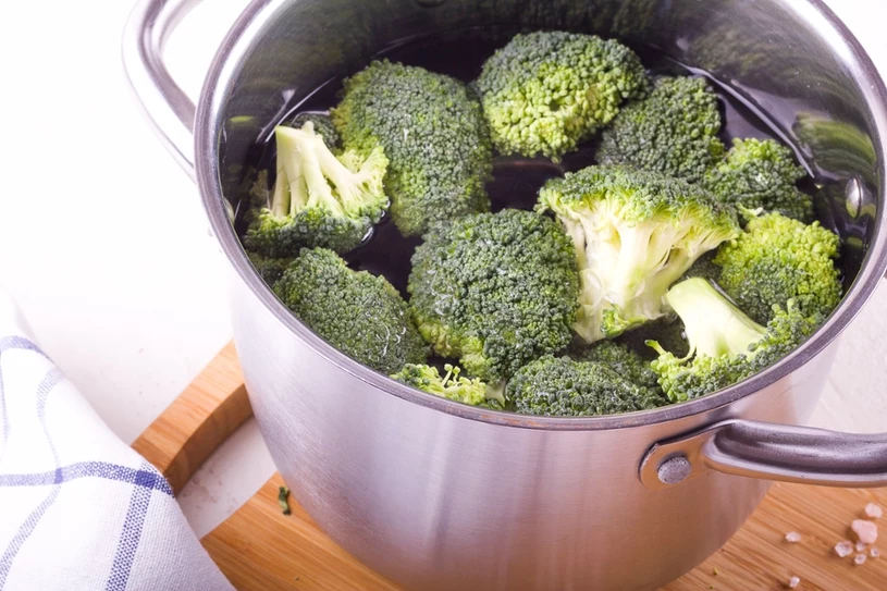 Jak ugotować brokuły, żeby nie straciły koloru? Doświadczeni kucharze stosują trik