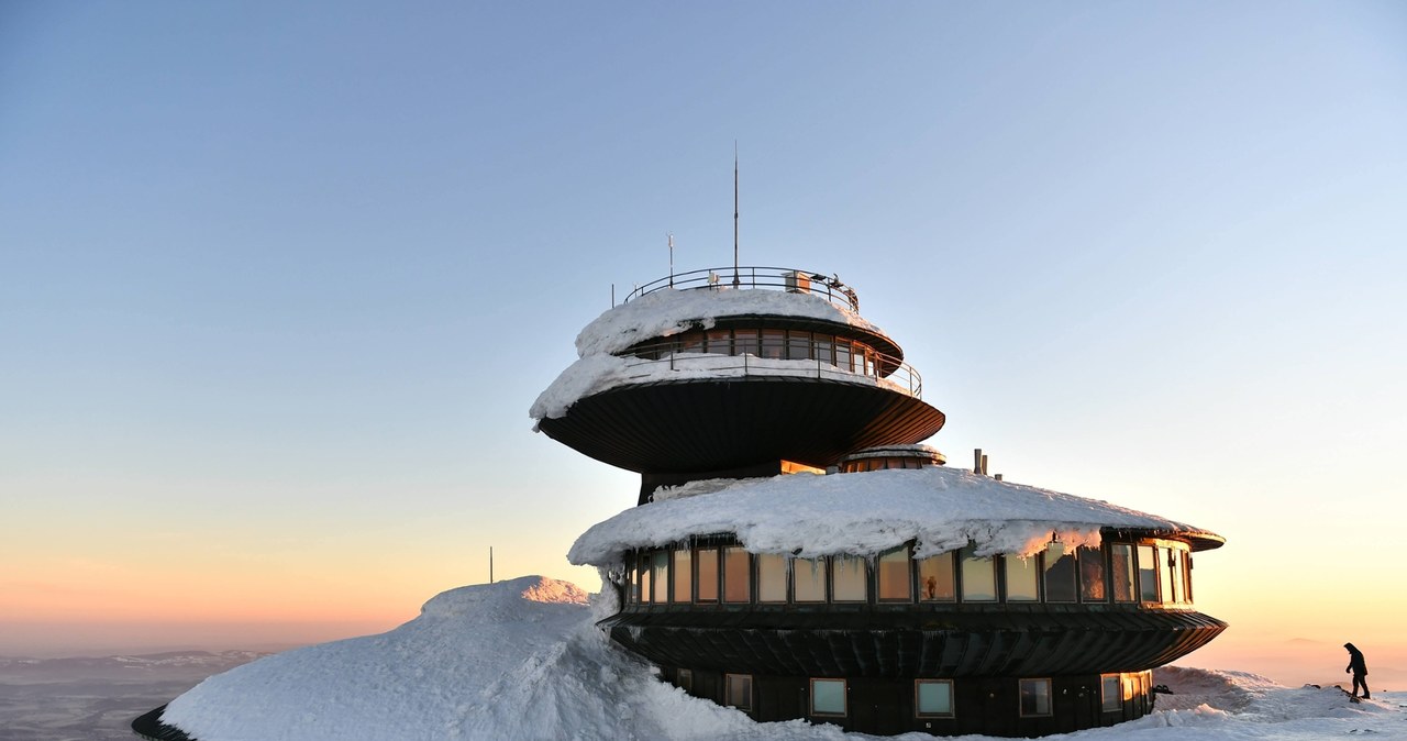 Odpalili race na Śnieżce. 100 kibiców na szczycie