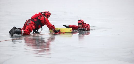 Jak reagować, gdy pod kimś załamie się lód?