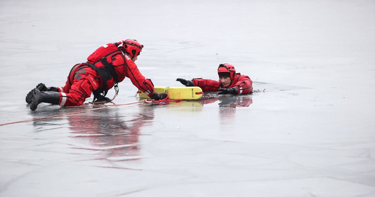 Jak reagować, gdy pod kimś załamie się lód?