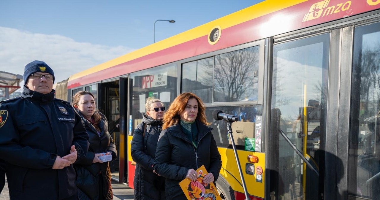 Po ulicach Warszawy jeździ autobus społeczny dla bezdomnych