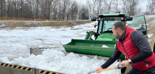 Lód z katowickich lodowisk na torze saneczkowym w Parku Kościuszki