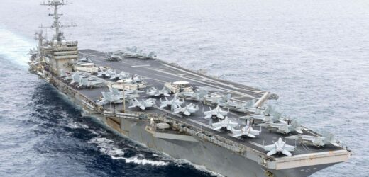 Nietypowa kolizja na morzu. Lotniskowiec zderzył się ze statkiem handlowym