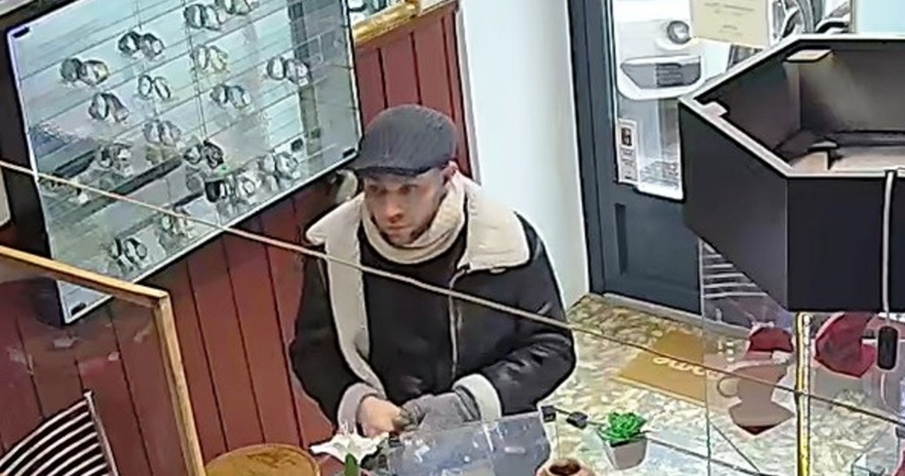 Zuchwałe kradzieże biżuterii. Policja szuka sprawcy