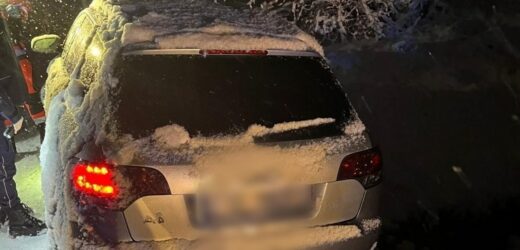 Auto zawisło nad wodą, w środku była kobieta. Niecodzienna interwencja