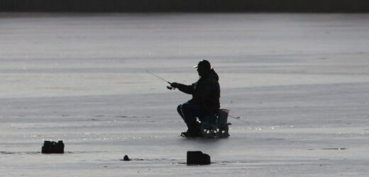 Pod wędkarzem załamał się lód. Apel strażaków