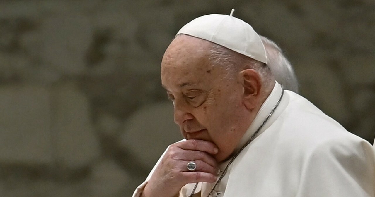 Papież w szpitalu. Media o stanie jego zdrowia