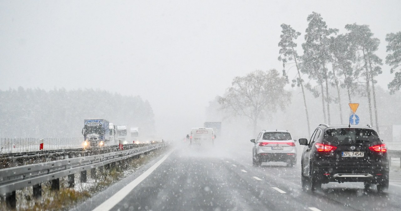 W woj. warmińsko-mazurskim sypnęło śniegiem. Są utrudnienia na drogach