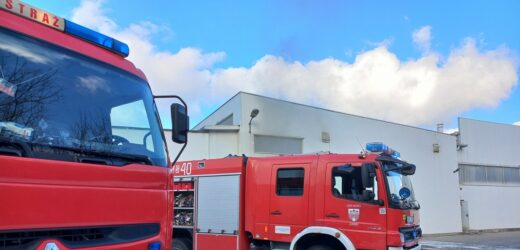 ​Pożar w hali produkcyjnej w Żarkach. Zapaliły się akumulatory