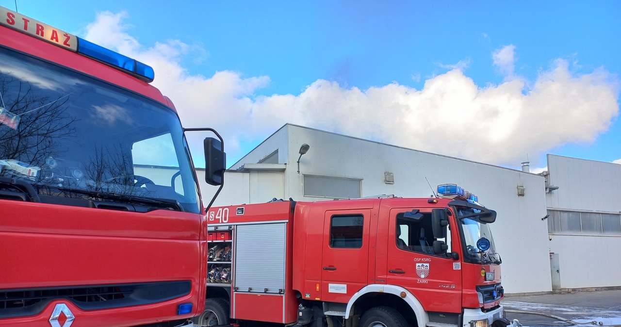 ​Pożar w hali produkcyjnej w Żarkach. Zapaliły się akumulatory