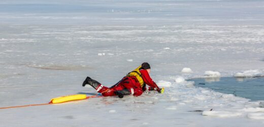 ​Lód załamał się pod dwoma mężczyznami. Spędzili w lodowatej wodzie ponad 40 minut