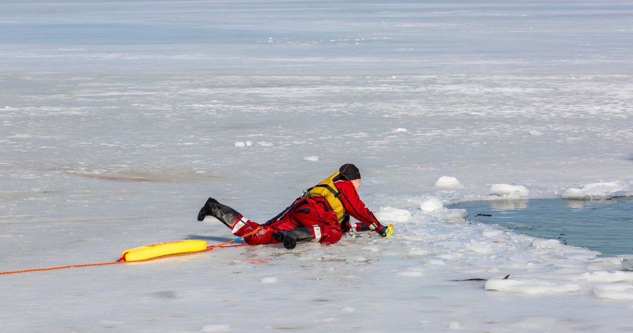 ​Lód załamał się pod dwoma mężczyznami. Spędzili w lodowatej wodzie ponad 40 minut