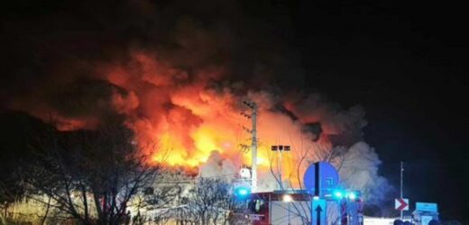 Ogromny pożar dyskoteki koło Garwolina. Strażacy walczą z ogniem