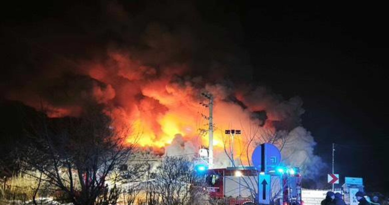 Ogromny pożar dyskoteki koło Garwolina. Strażacy walczą z ogniem