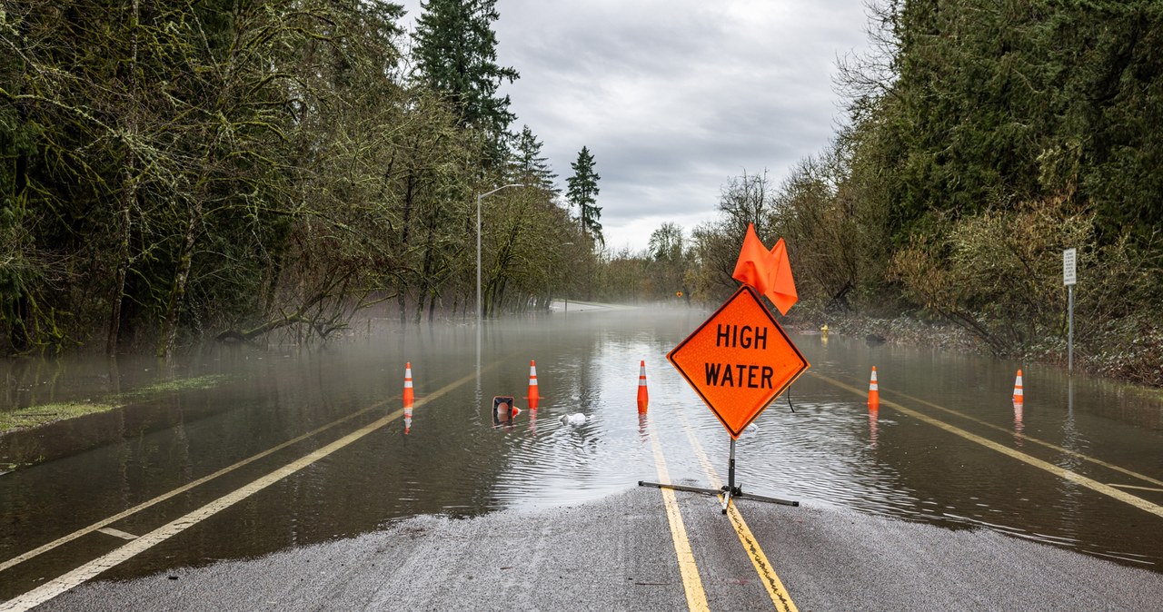 Powódź w USA. Samochody utknęły w wysokiej wodzie, zginęło 9 osób