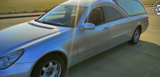 Kierowca karawanu jechał „wężykiem”. W aucie trumna z ciałem