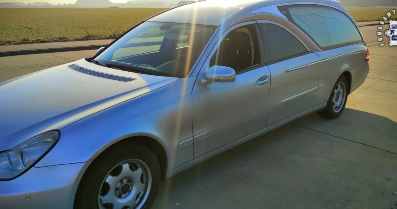 Kierowca karawanu jechał „wężykiem”. W aucie trumna z ciałem