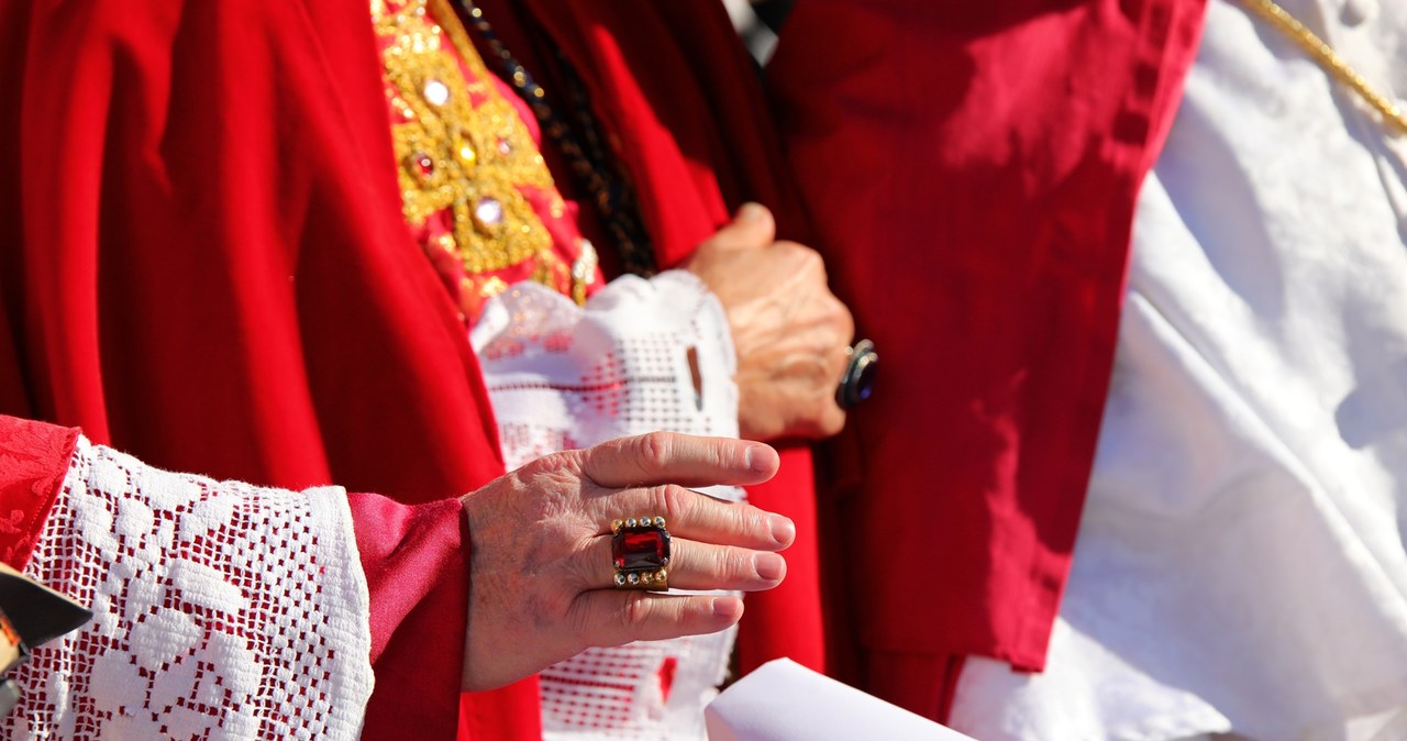 Sukces „Konklawe”. Dlaczego opowieść o wyborze papieża stała się takim hitem?