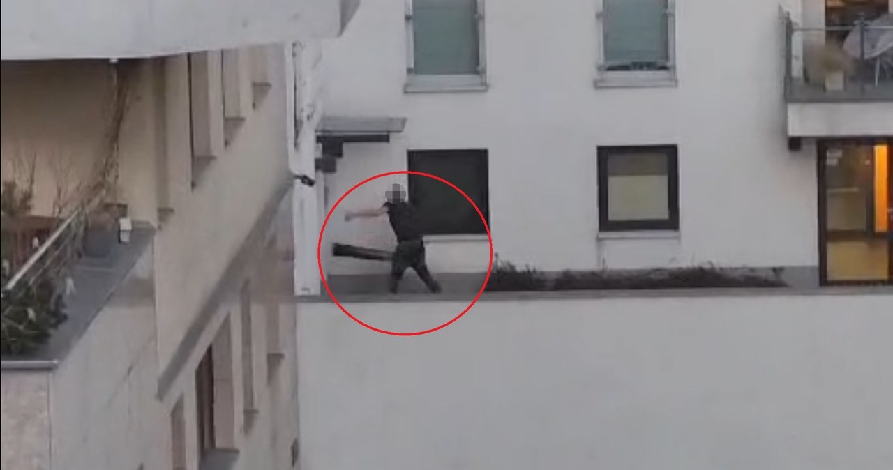 „Spiderman”-włamywacz w rękach policjantów. Zwisał głową w dół z sufitu