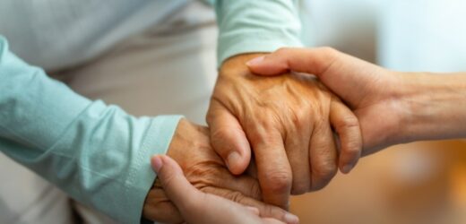 ​Brakuje opiekunów dla seniorów. Nie ma chętnych do tego zawodu