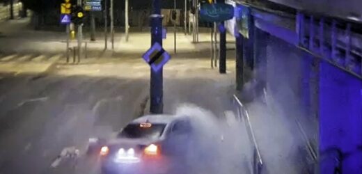 Szalony pościg w centrum Gorzowa. Kierowca rozbił bmw na schodach