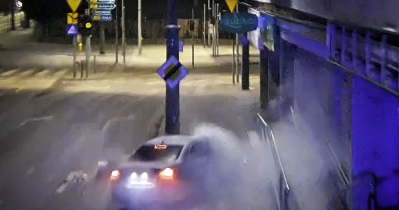Szalony pościg w centrum Gorzowa. Kierowca rozbił bmw na schodach