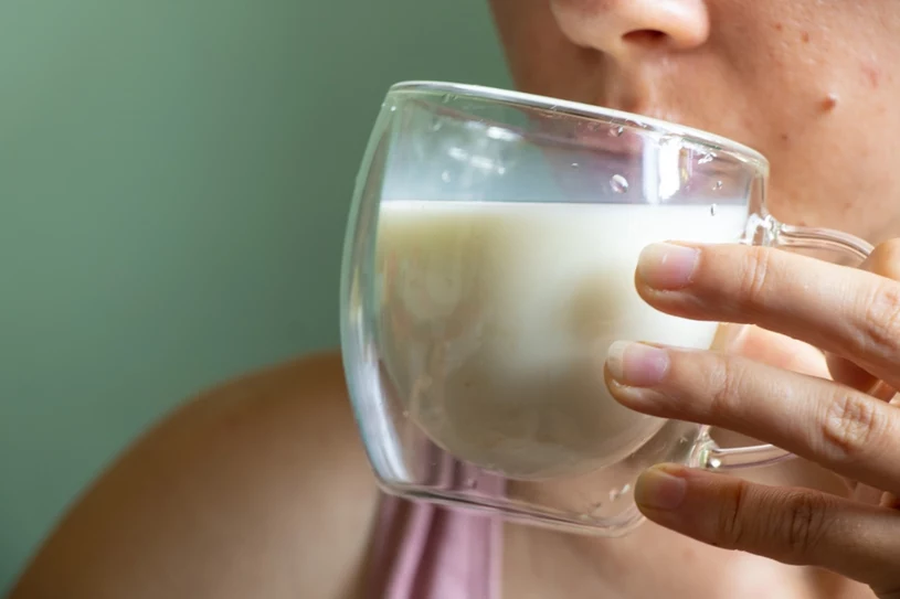 Napój obowiązkowy w diecie seniorów. Z nietypową przyprawą działa jeszcze lepiej