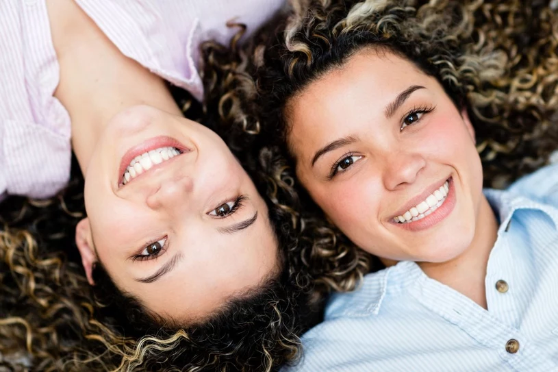 Masz siostrę? Masz szczęście. Naukowcy odkryli, że sporo jej zawdzięczasz