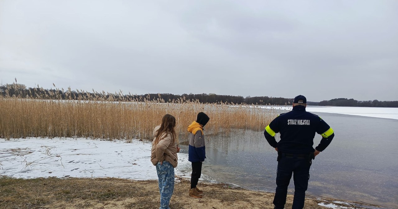 O krok od tragedii. Pod dzieckiem załamał się lód [NAGRANIE]
