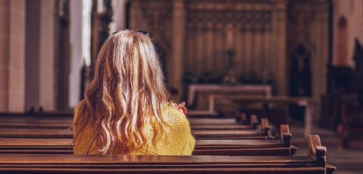 Formularz i wyznanie wiary przed ekranem. Oferują łatwy powrót do Kościoła