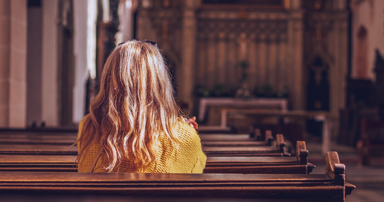 Formularz i wyznanie wiary przed ekranem. Oferują łatwy powrót do Kościoła