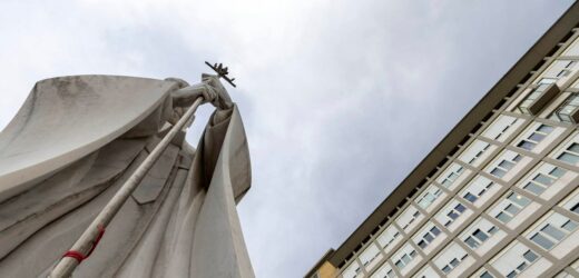 „Informacje są sprzeczne”. Co tak naprawdę dzieje się ze zdrowiem papieża Franciszka?