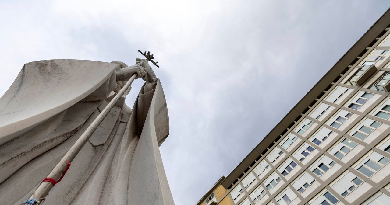 „Informacje są sprzeczne”. Co tak naprawdę dzieje się ze zdrowiem papieża Franciszka?