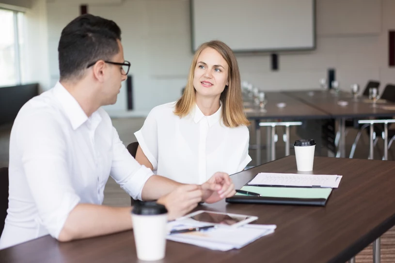 Po czym poznać, że ktoś nas nie lubi? Zwróć uwagę na te sygnały
