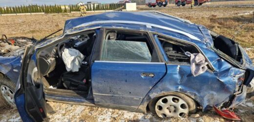 Zranił brata nożem, a następnie „przeleciał” samochodem nad ogrodzeniem posesji