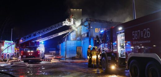 Strażacy ugasili pożar hali produkcyjno-magazynowej w Rybniku