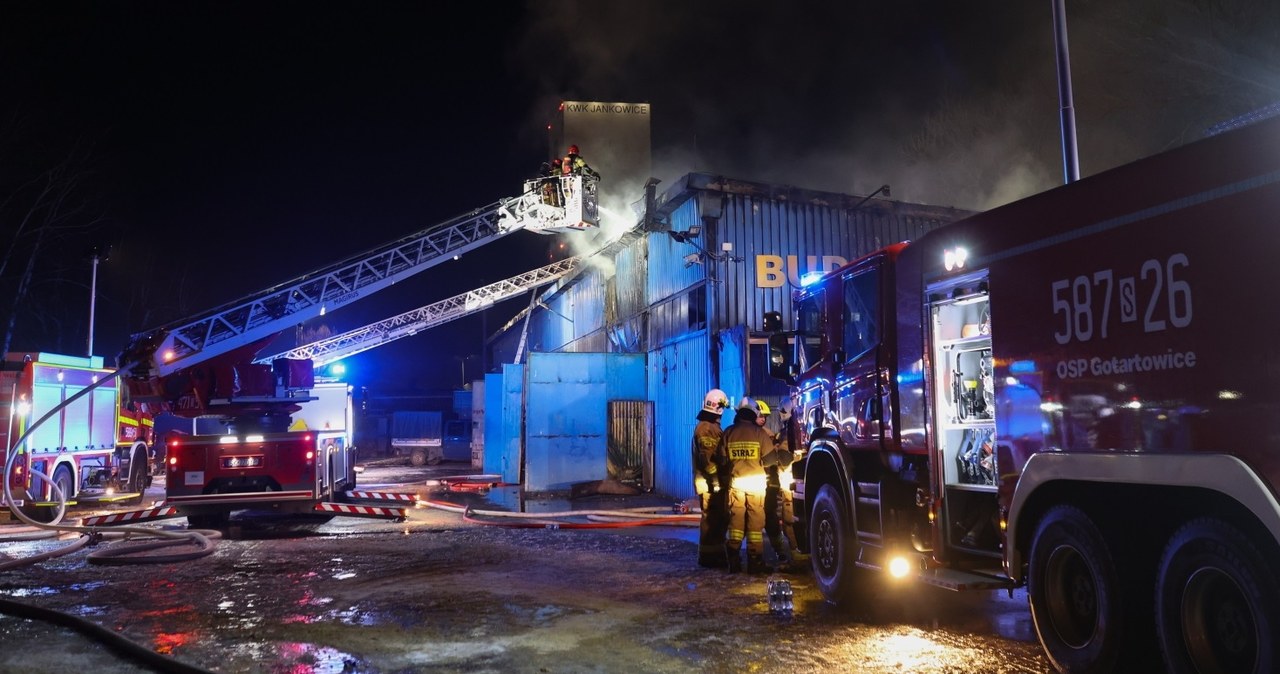 Strażacy ugasili pożar hali produkcyjno-magazynowej w Rybniku