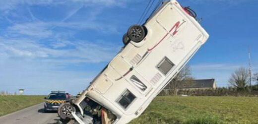 Kamper w rowie, a kierowcy brak. Widowiskowa wywrotka