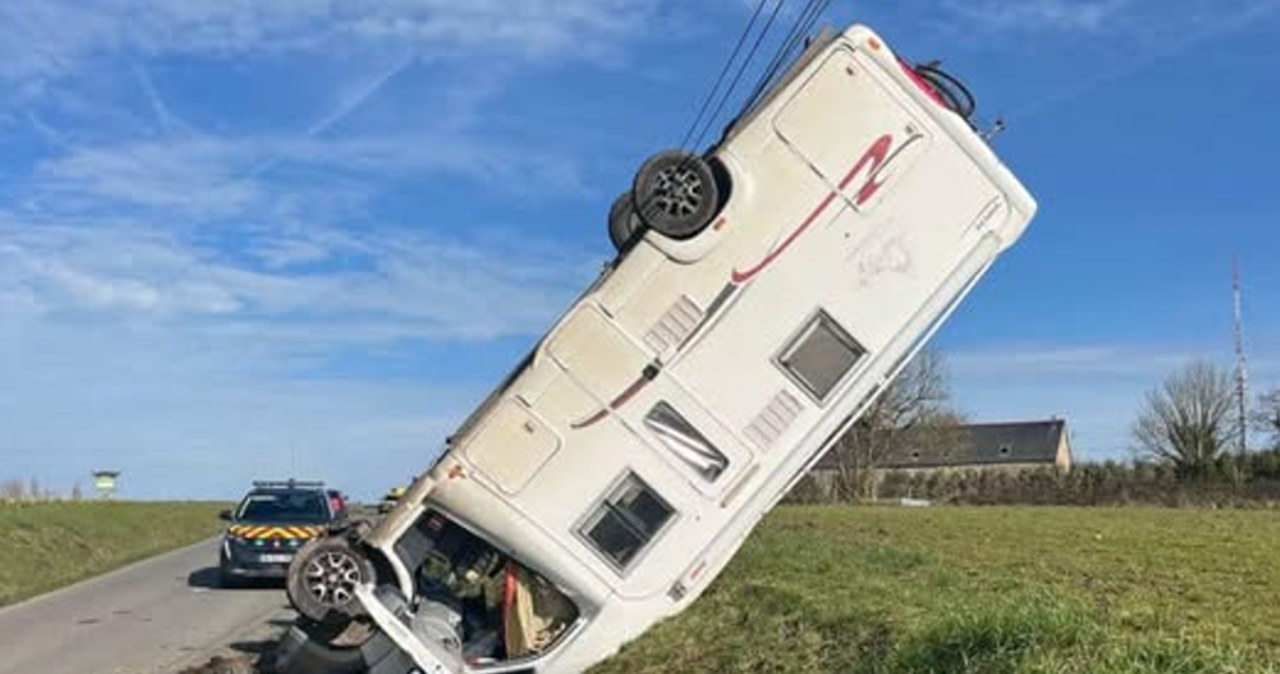 Kamper w rowie, a kierowcy brak. Widowiskowa wywrotka