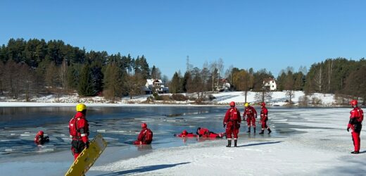 Zimno, stres i adrenalina. Strażacy ćwiczą na lodzie