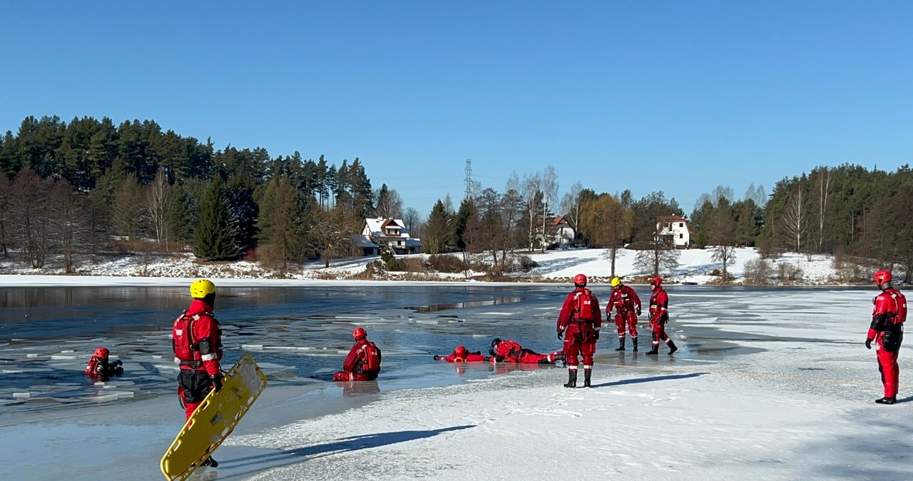 Zimno, stres i adrenalina. Strażacy ćwiczą na lodzie