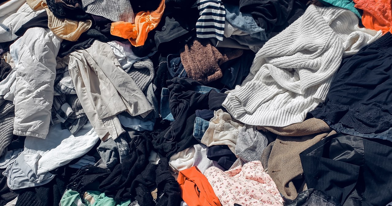 Mobilne punkty na odzież i tekstylia dla warszawiaków. Radni zdecydowali