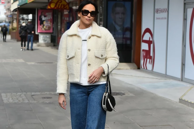 Rurki odchodzą do lamusa. Paulina Krupińska o tym wie i zachwyciła nowym krojem jeansów