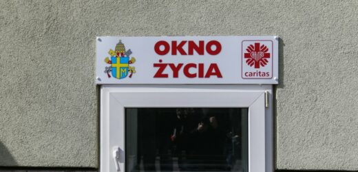 Kilkudniowy chłopiec w oknie życia w Białymstoku