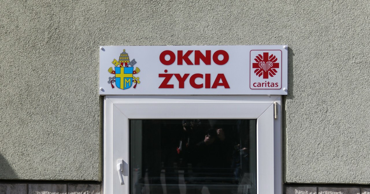 Kilkudniowy chłopiec w oknie życia w Białymstoku