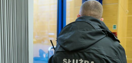 Zbyt poluzowali kajdanki. Kolejni funkcjonariusze więzienni z zarzutami